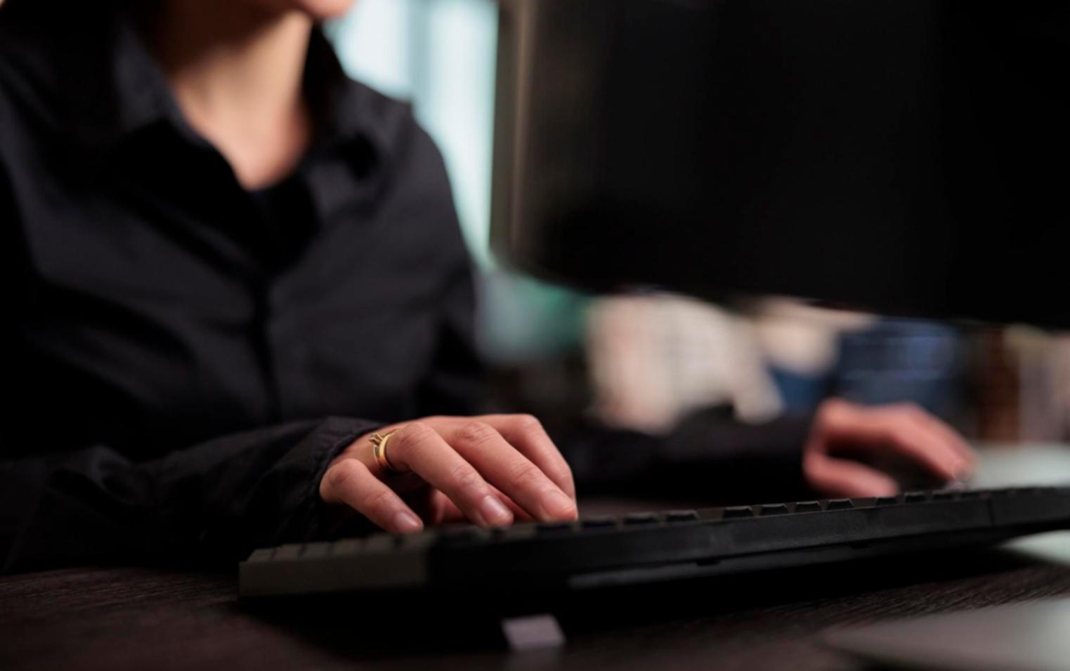 Studierende beim gemeinsamen Arbeiten an einem Mobile Game Projekt