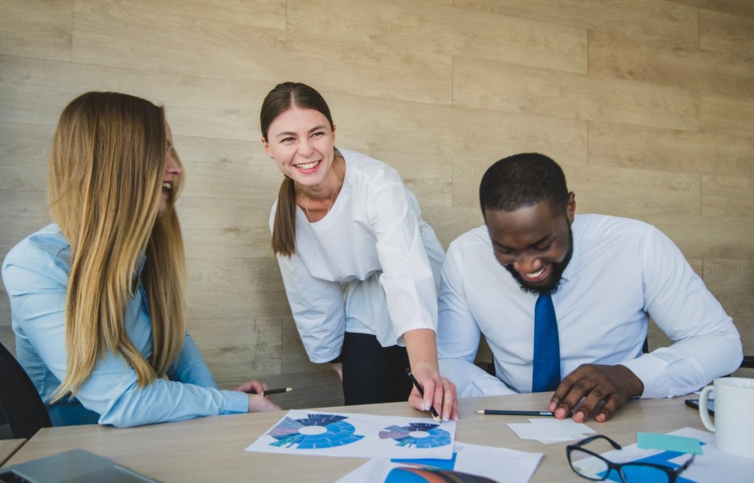 Teilnehmer arbeiten gemeinsam an Game Development Projekten