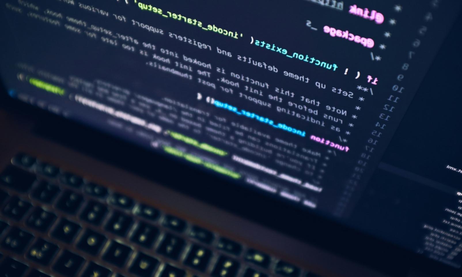 Teammitglieder diskutieren Game Design Konzepte am Whiteboard